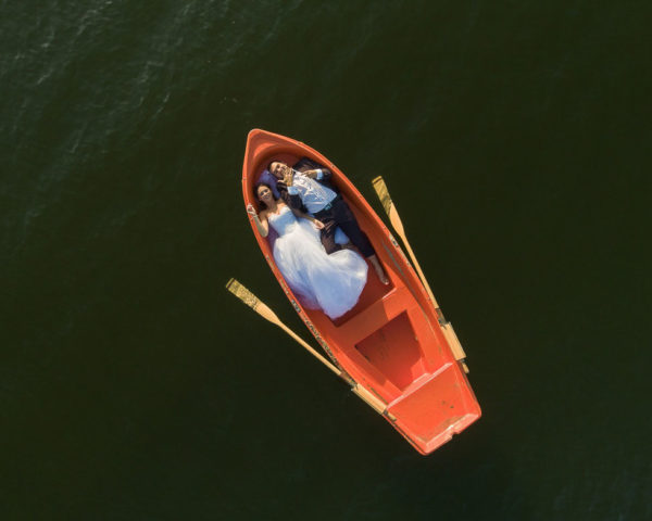 Plener ślubny z drona nad morzem