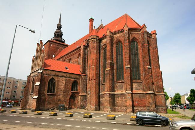Kościół Mariacki Słupsk.Słupski kościół mariacki jest zorientowany geograficznie: jego ołtarz znajduje się po stronie wschodniej
