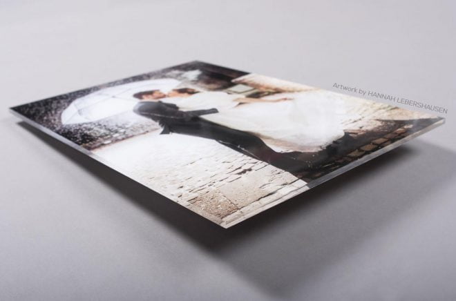 Fotografia wydrukowana na matowym, profesjonalnym papierze syntetycznym,Pokryta w całości połyskującą, akrylową płytą.